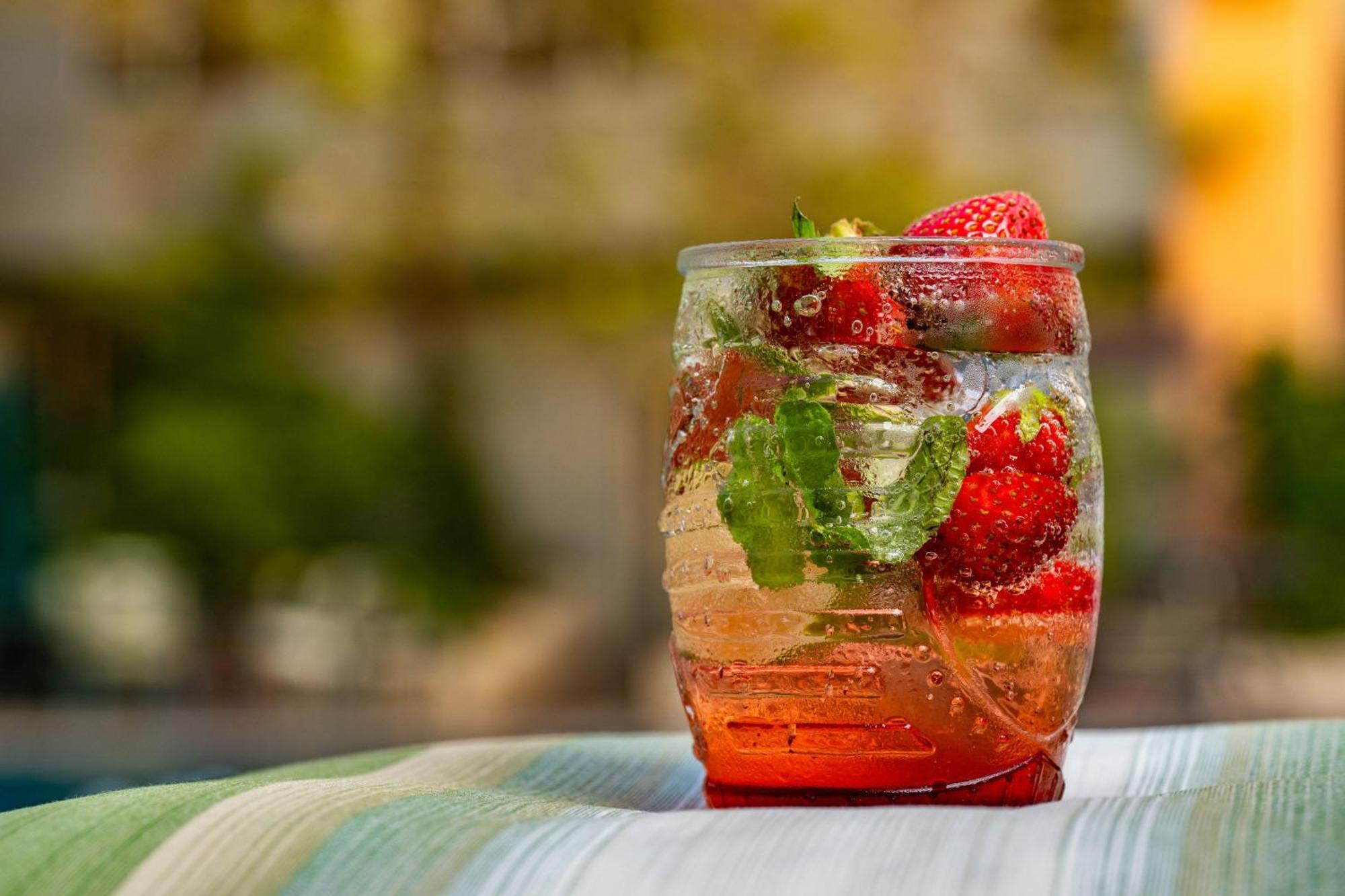 Carlton Al Moaibed Hotel Dammam Esterno foto A strawberry and mint caipirinha