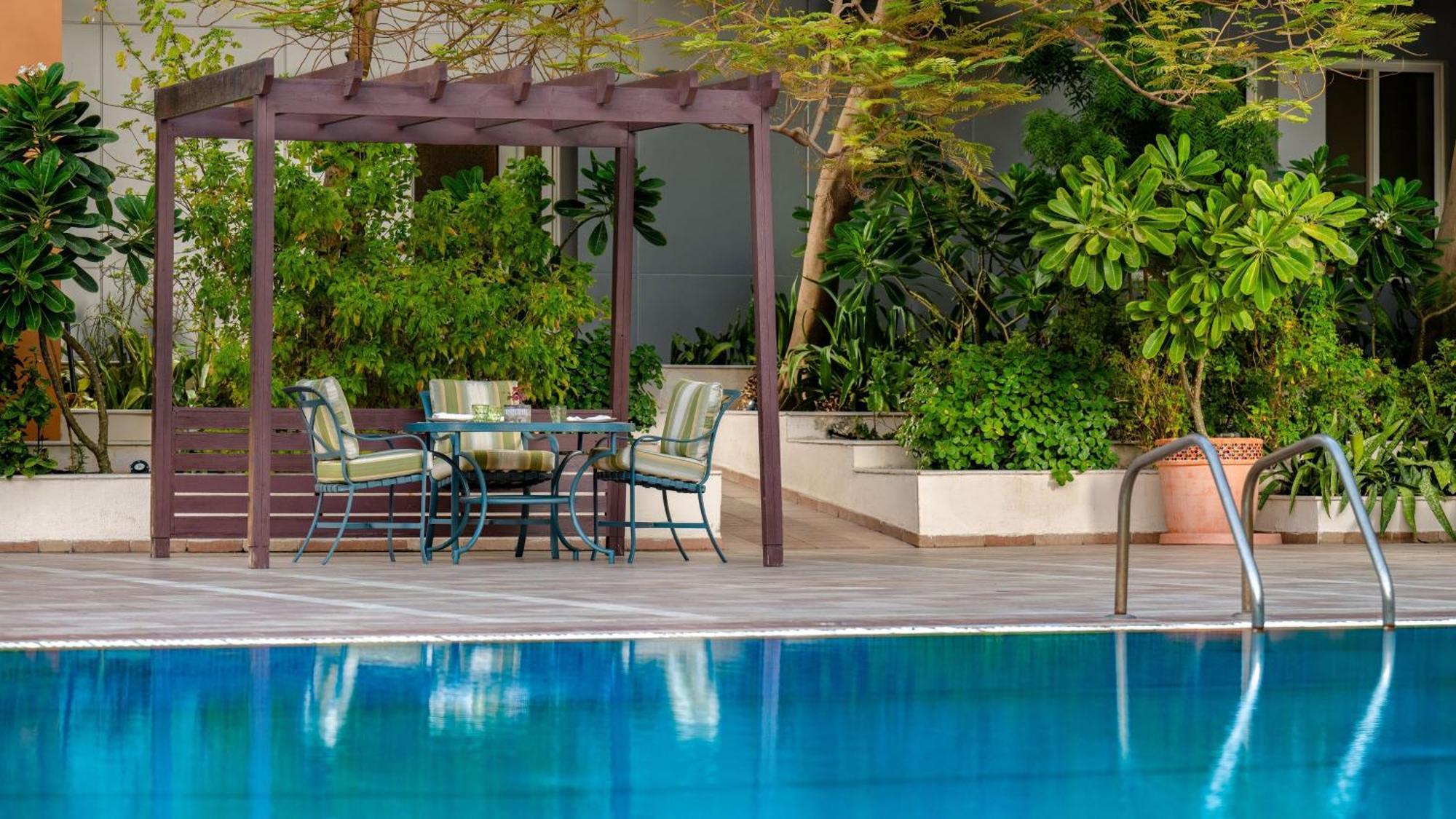 Carlton Al Moaibed Hotel Dammam Esterno foto The swimming pool at the hotel