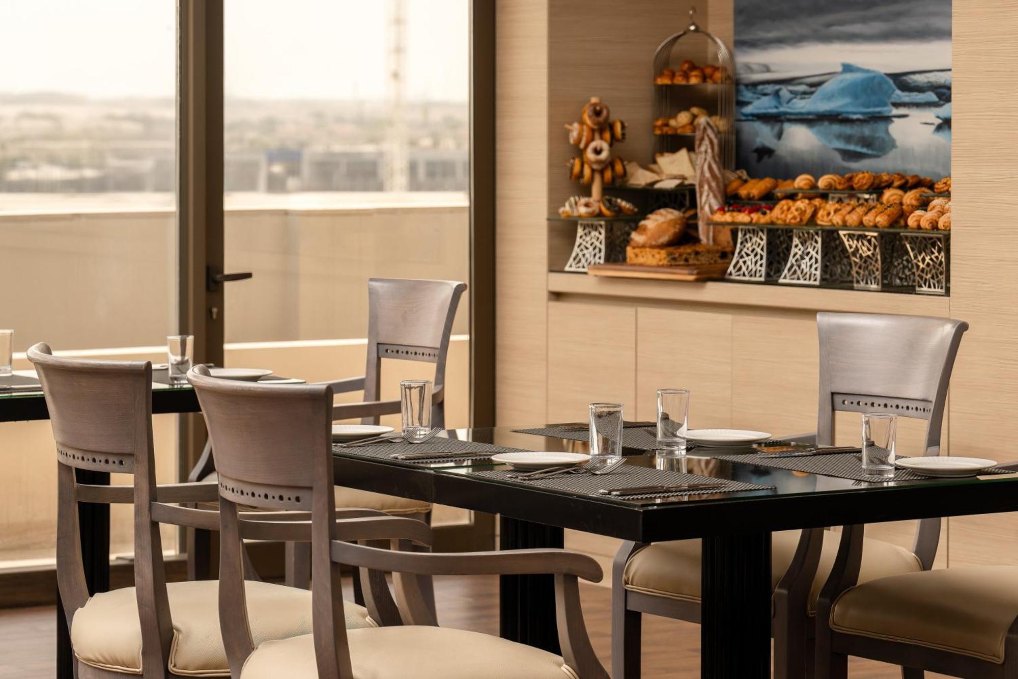 Carlton Al Moaibed Hotel Dammam Esterno foto The Club at the airport