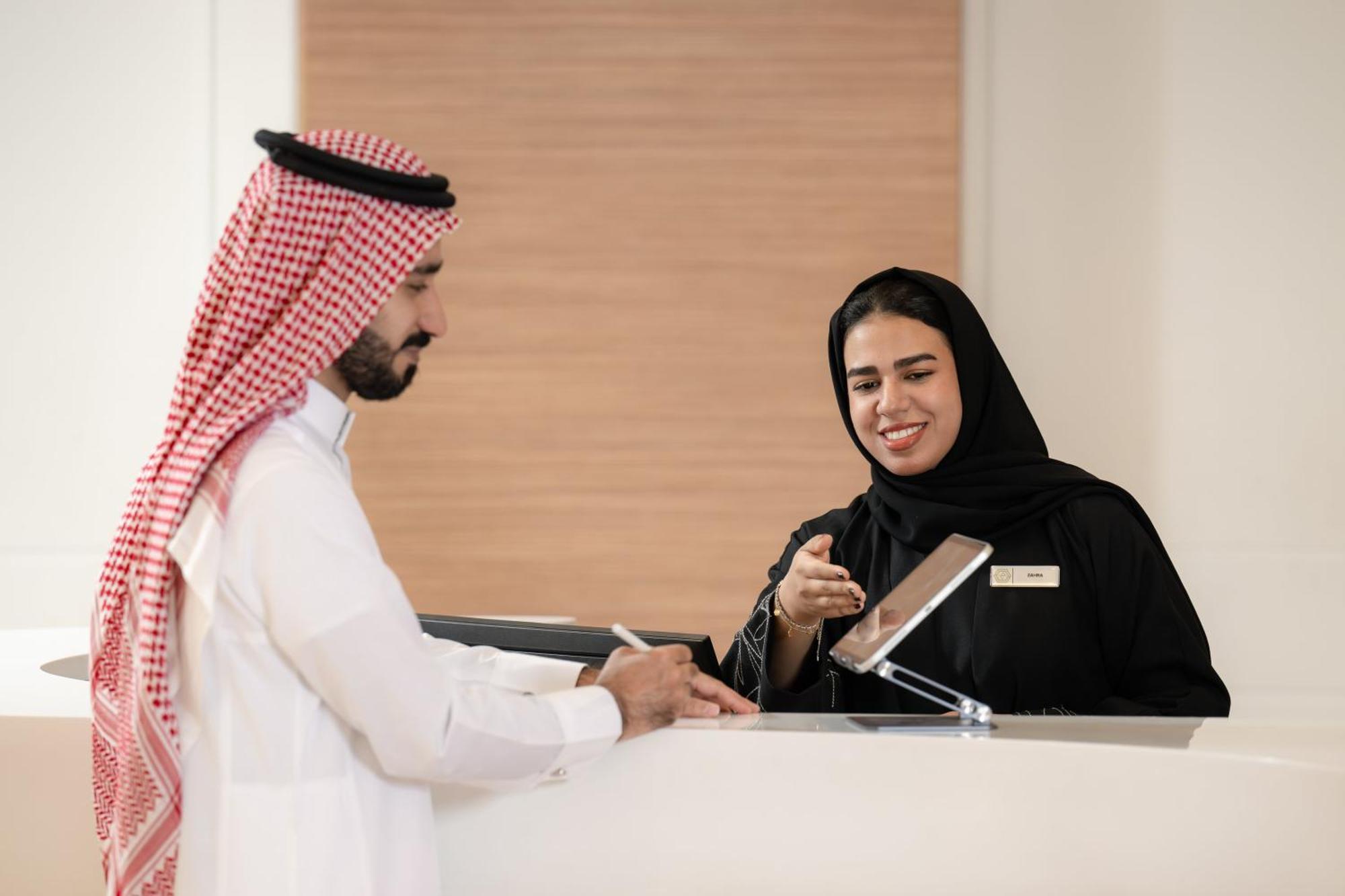 Carlton Al Moaibed Hotel Dammam Esterno foto A Saudi Arabian woman working at a hotel