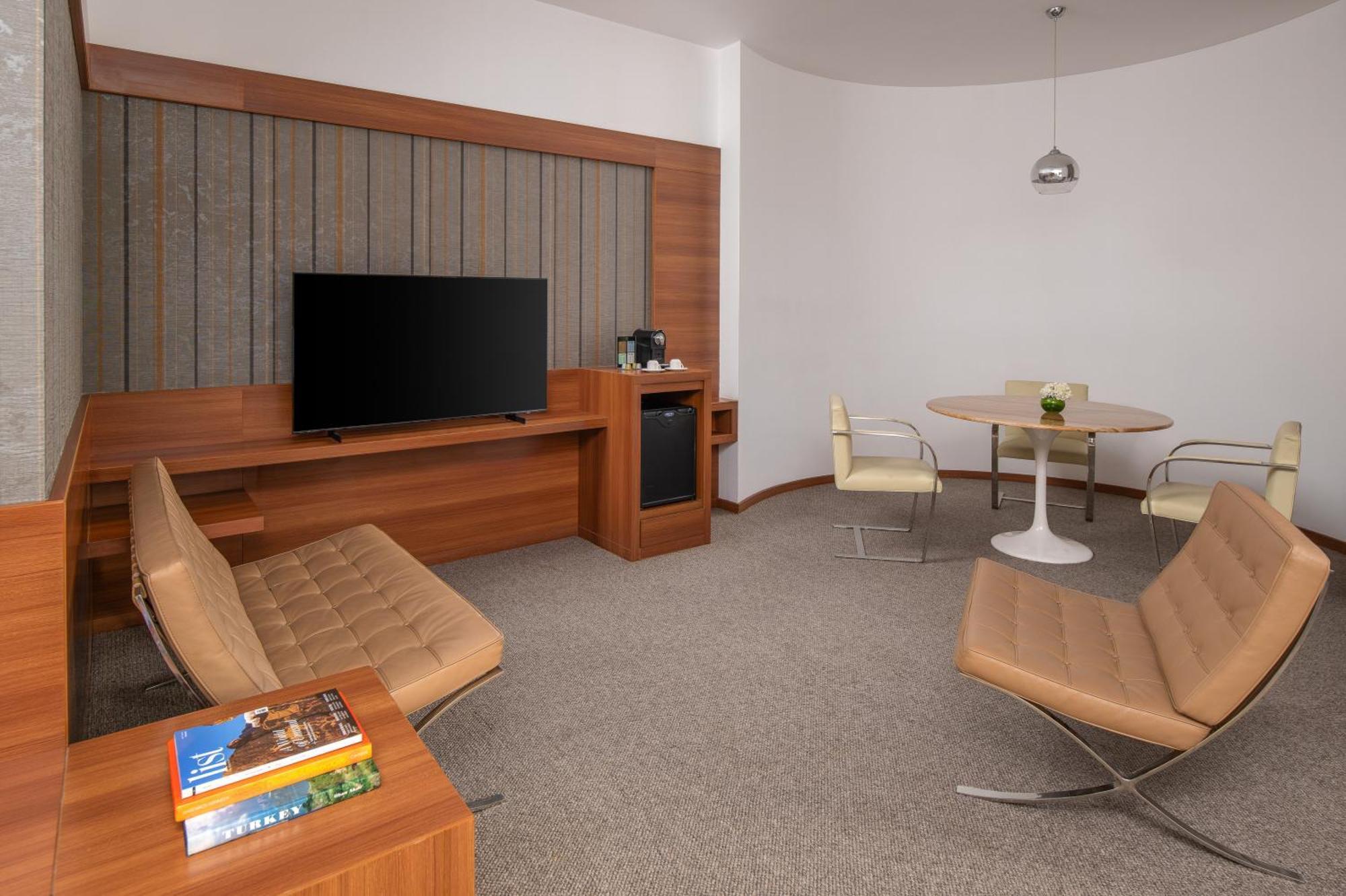Carlton Al Moaibed Hotel Dammam Esterno foto A suite at the hotel