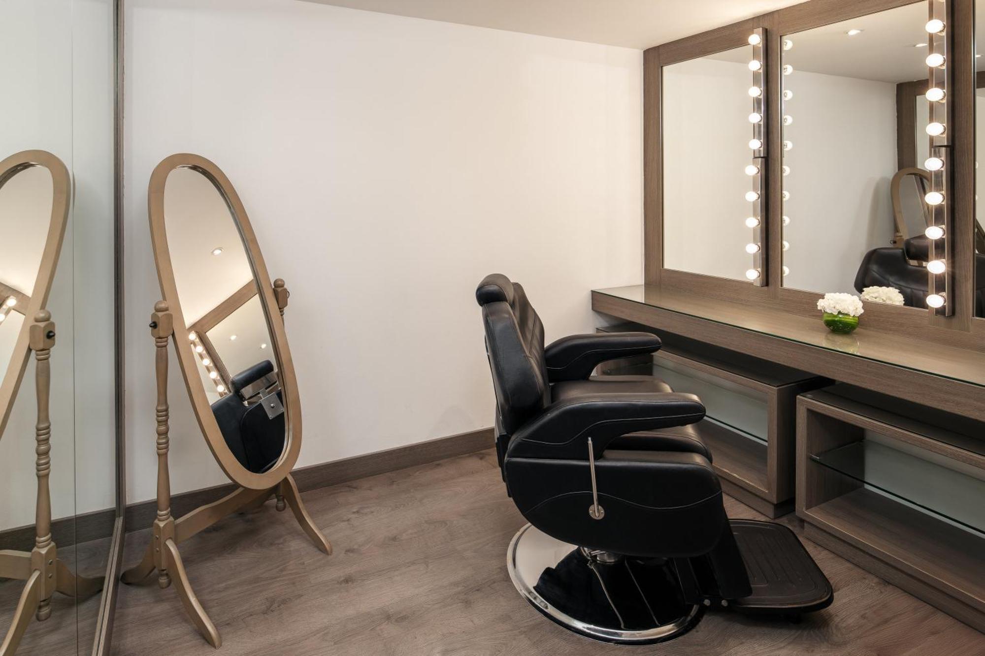 Carlton Al Moaibed Hotel Dammam Esterno foto The salon's interior