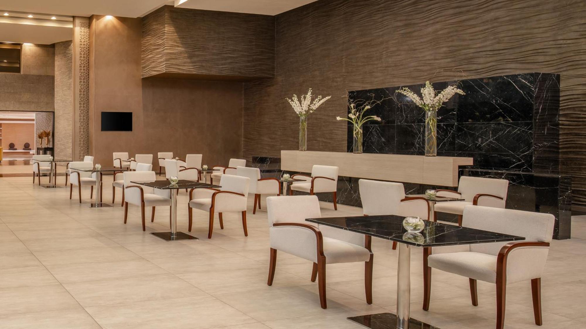 Carlton Al Moaibed Hotel Dammam Esterno foto The lounge at the airport