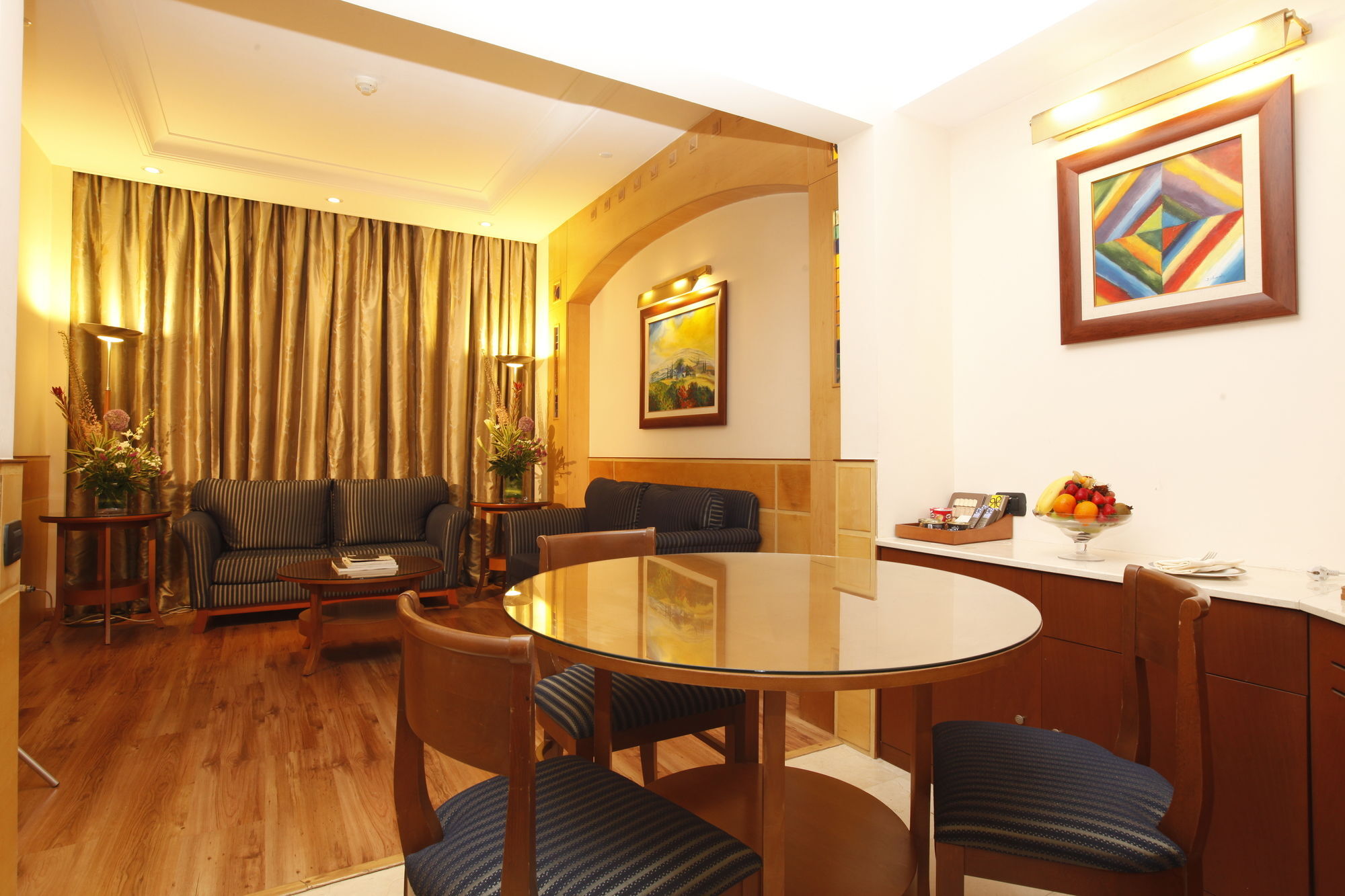 Carlton Al Moaibed Hotel Dammam Esterno foto A suite at the hotel